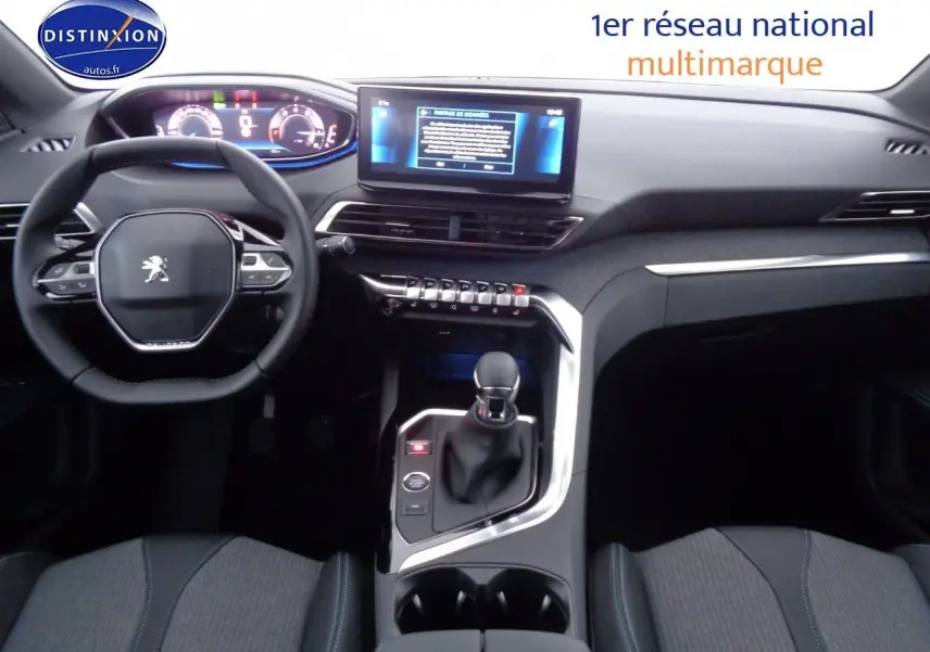 Intérieur avant du Peugeot 3008 2023 noir Perla Metal, tableau de bord digital et console centrale avec boîte manuelle.