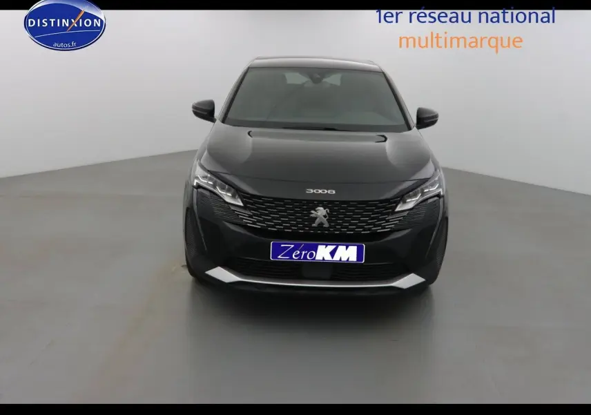 Peugeot 3008 noir perla metal vue de face dans un studio, mettant en valeur sa calandre et ses phares LED distinctifs.