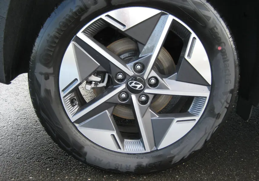 Gros plan sur la jante alliage 18 pouces au design géométrique du Hyundai Tucson IV Ph.2 Style gris Ecotronic.