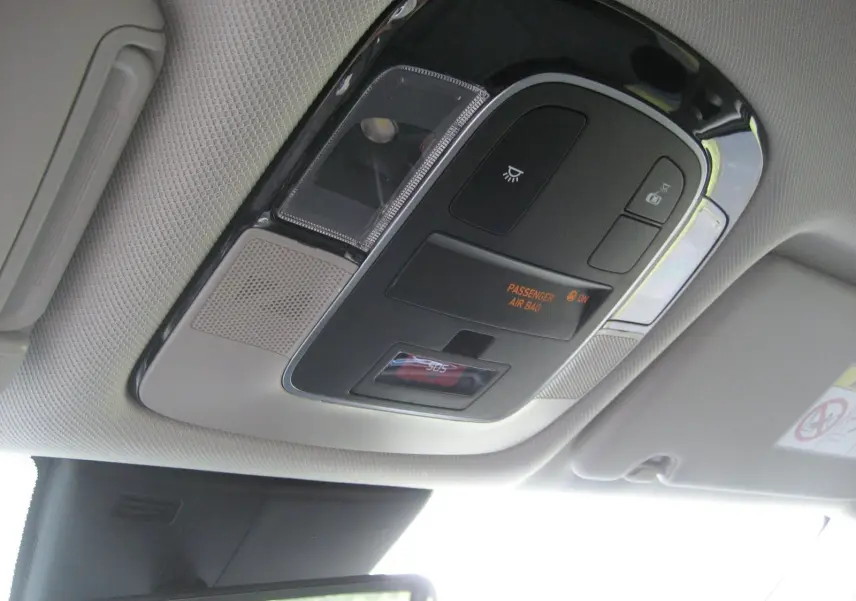 Panneau de commandes de toit intérieur du Hyundai Tucson 2025, avec éclairage et indicateur airbag passager.