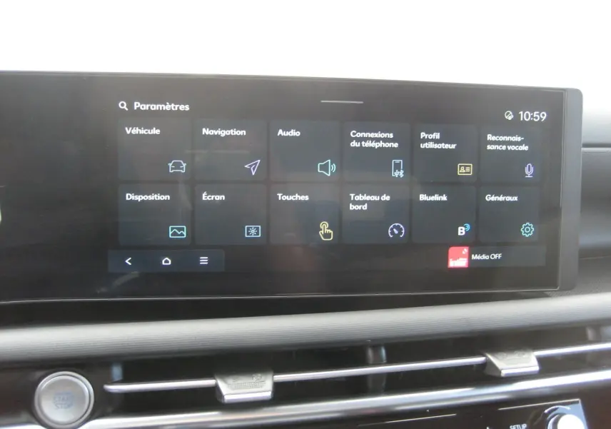 Écran tactile central du tableau de bord du Hyundai Tucson IV Style 2025, affichant les paramètres du véhicule.