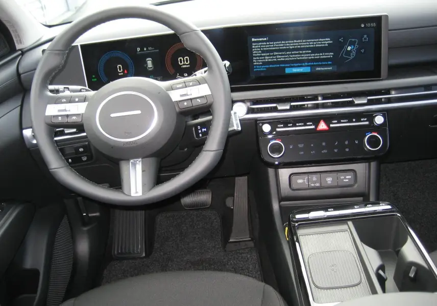 Vue intérieure du tableau de bord et volant du Hyundai Tucson 2025 en finition Style, avec écran tactile et commandes intégrées.