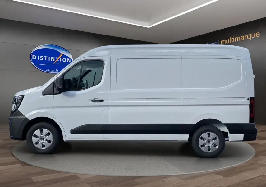 Vue de profil côté gauche du Renault Master blanc 2025, fourgon utilitaire avec bande noire basse et jantes argentées.