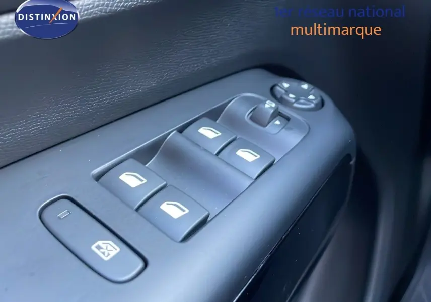 Gros plan sur les commandes des vitres électriques côté gauche d'une Citroën C5 Aircross noir perla metal, intérieur moderne.