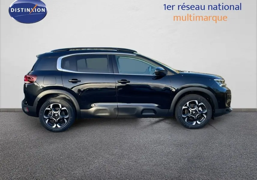 Vue latérale droite d'un Citroën C5 Aircross noir Perla Metal avec jantes bi-ton et protections de bas de caisse.