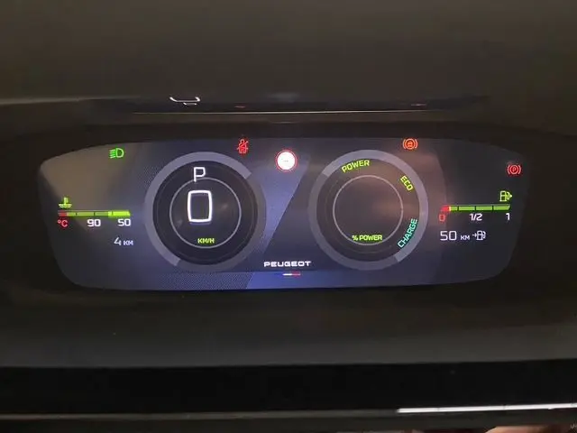 Affichage numérique du tableau de bord de la Peugeot 308 hybride 2026, montrant la vitesse à zéro et les indicateurs de puissance et carburant.