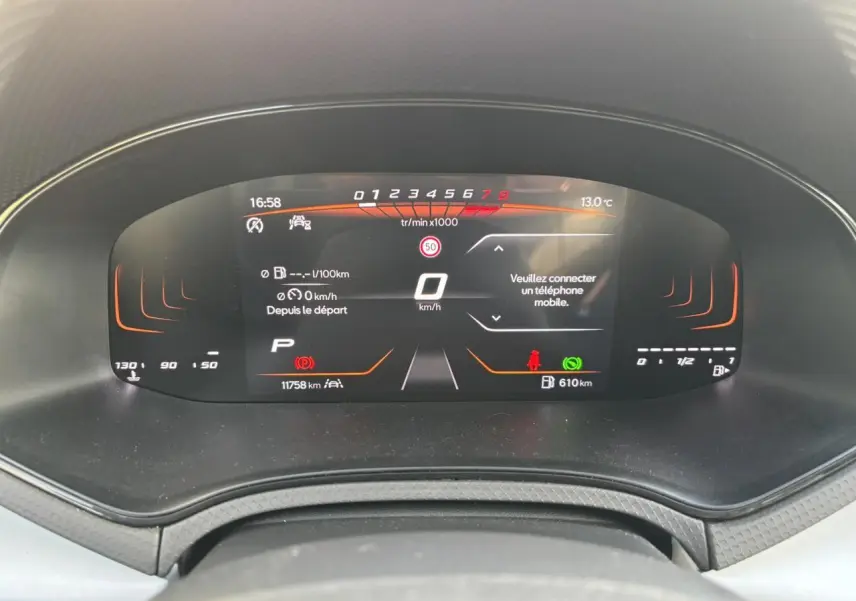Vue rapprochée du combiné d'instruments digital du SEAT Arona blanc, affichant la vitesse et les alertes.
