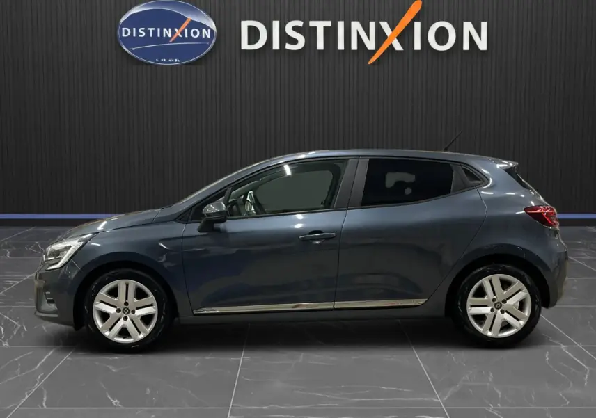 Profil côté gauche de la Renault Clio V Business gris titanium 2019, avec jantes alliage et vitres teintées.