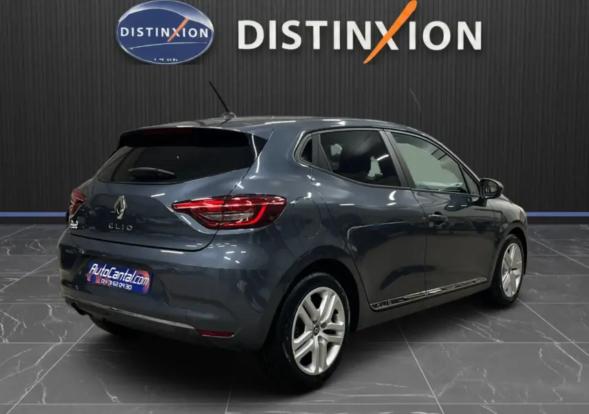 Renault Clio V gris titanium vue 3/4 arrière droit, avec feux arrière LED et jantes alliage visibles.