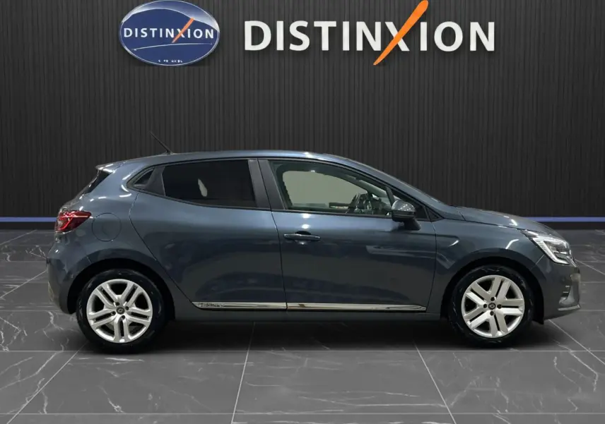 Profil côté gauche de la Renault Clio V Business gris titanium 2019, avec jantes alliage et vitres teintées.