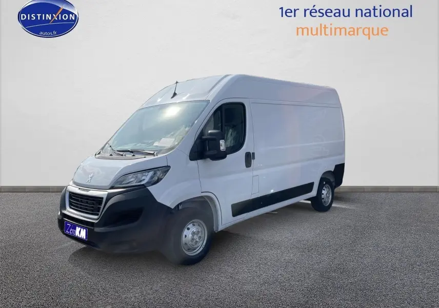 Peugeot Boxer Fourgon blanc vu en 3/4 avant droit, avec calandre noire et jantes acier simples.