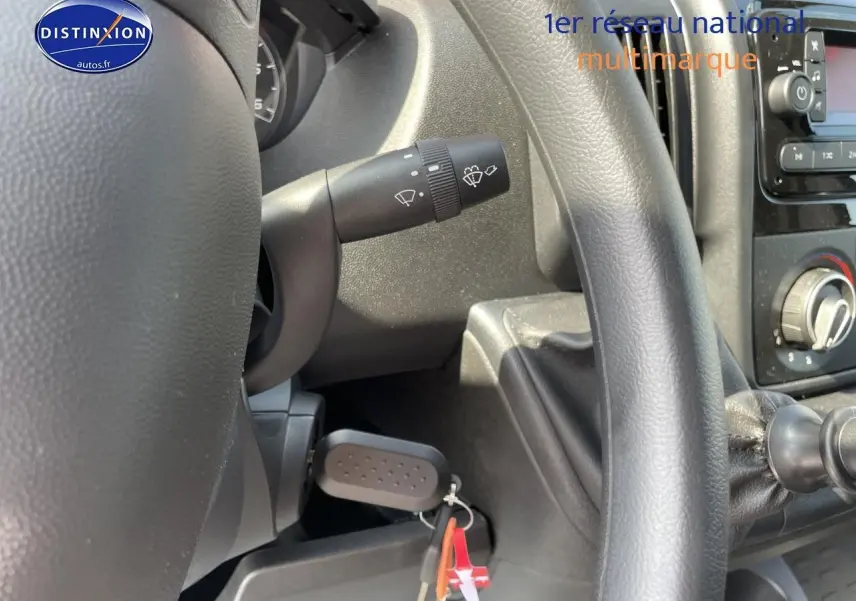 Vue rapprochée de l'intérieur côté conducteur du Peugeot Boxer Fourgon 2023, volant et commandes visibles en noir.