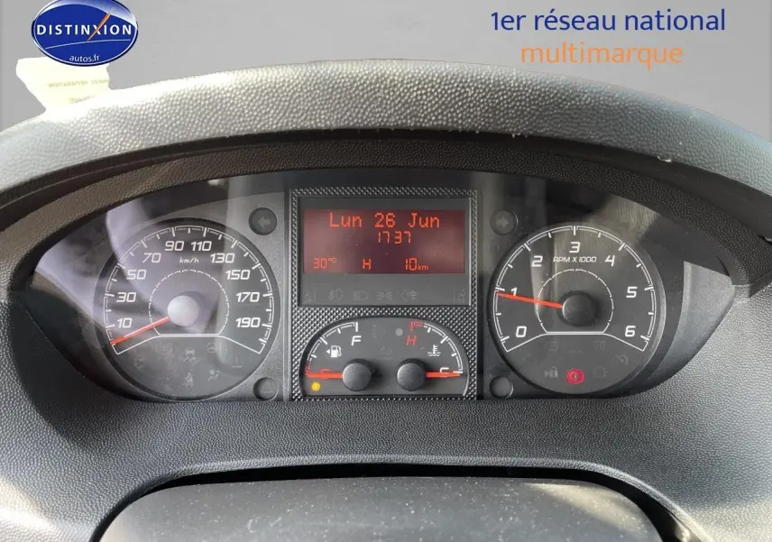 Tableau de bord du Peugeot Boxer Fourgon blanc 2023, affichage digital et compteurs vitesse et tours moteur vus de face.