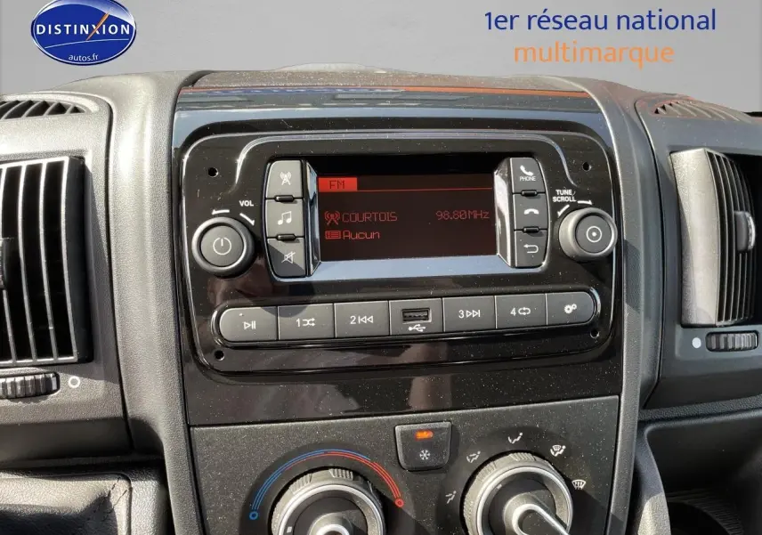 Tableau de bord du Peugeot Boxer Fourgon blanc 2023, vue centrée sur la radio et les commandes de climatisation.
