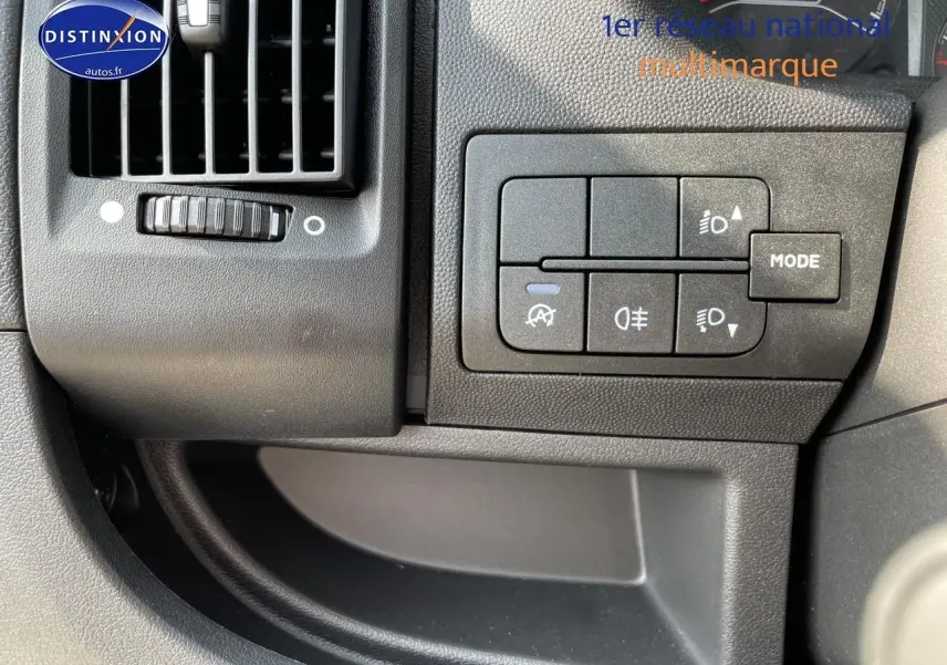 Détail intérieur du tableau de bord côté gauche du Peugeot Boxer Fourgon blanc, avec commandes d’éclairage et ventilation.