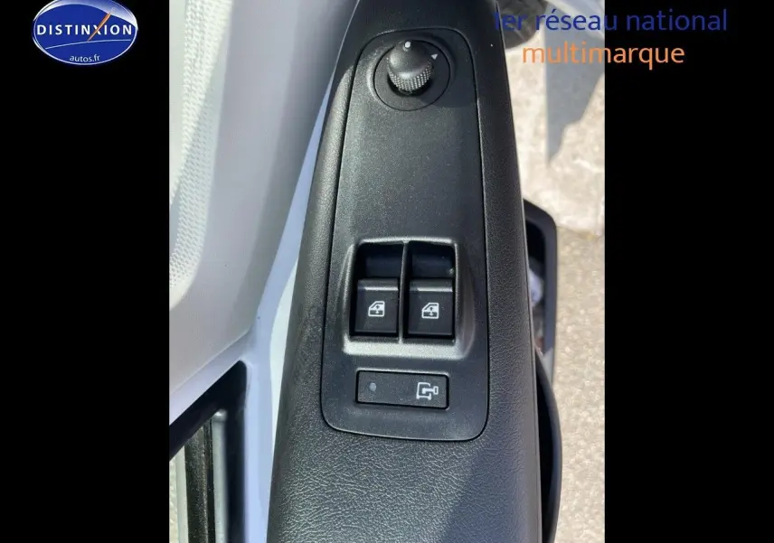 Gros plan sur les commandes de lève-vitres et rétroviseurs côté conducteur du Peugeot Boxer Fourgon blanc 2023.