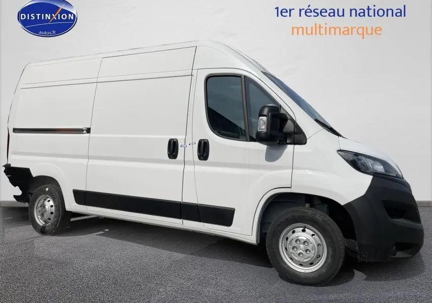 Vue latérale droite d’un Peugeot Boxer Fourgon blanc 2023 avec porte coulissante et pare-chocs noir.