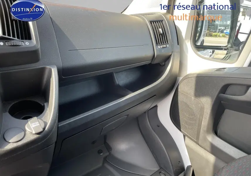 Intérieur côté passager du Peugeot Boxer Fourgon blanc 2023, montrant la planche de bord et la portière.