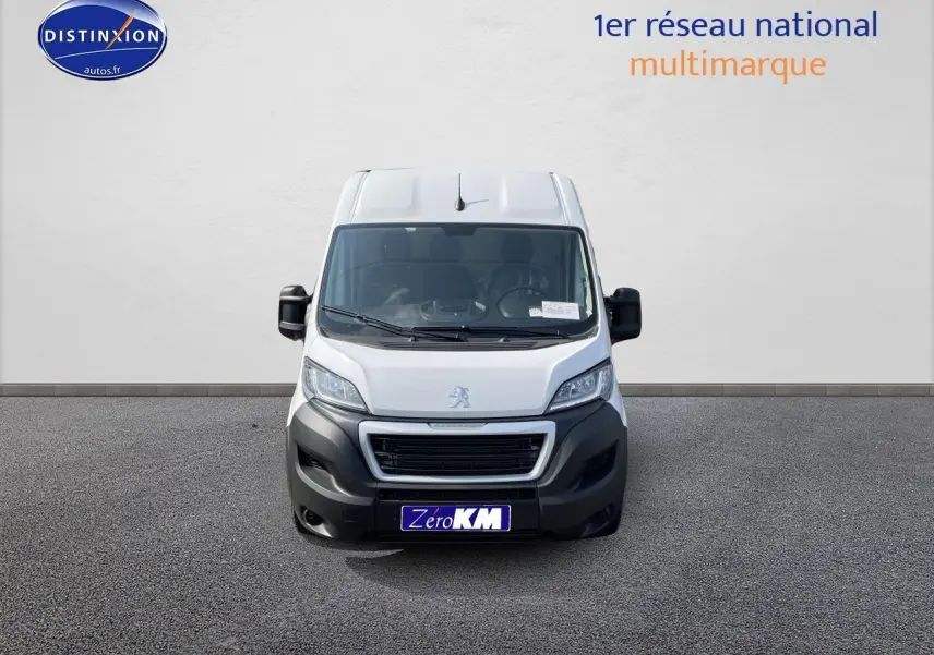Vue frontale d’un Peugeot Boxer Fourgon blanc 2023 avec pare-chocs noir et plaque Zero KM visible.