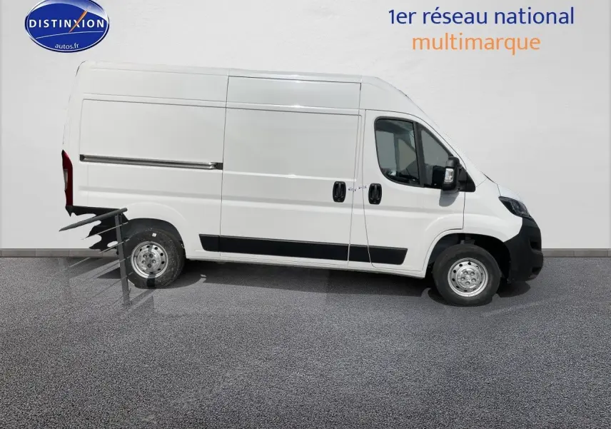Vue de profil côté gauche d'un Peugeot Boxer Fourgon blanc 2023 avec porte latérale coulissante.