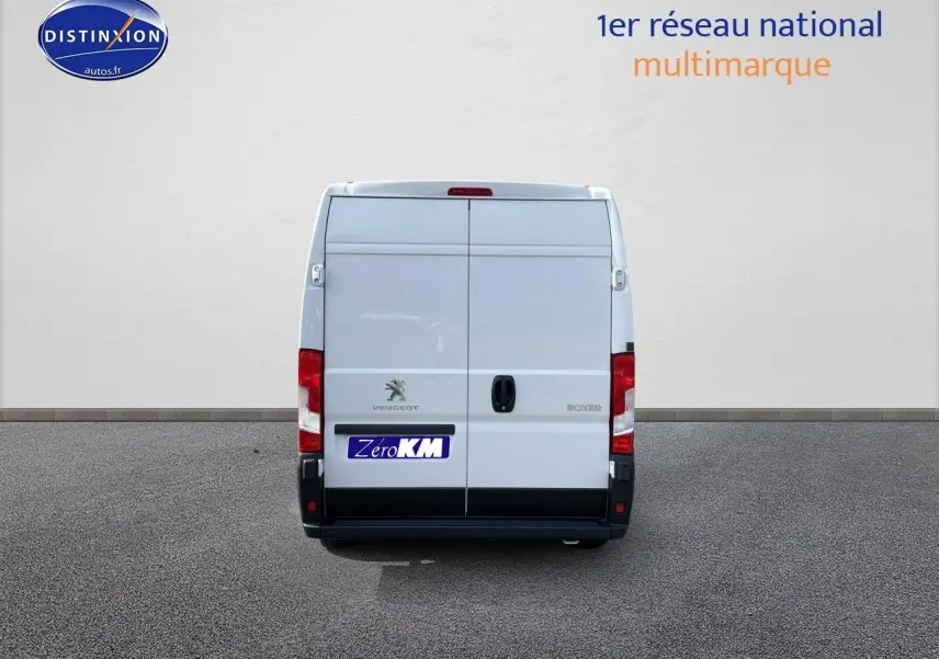 Vue arrière d’un Peugeot Boxer Fourgon blanc 2023 avec portes battantes fermées et logo visible.
