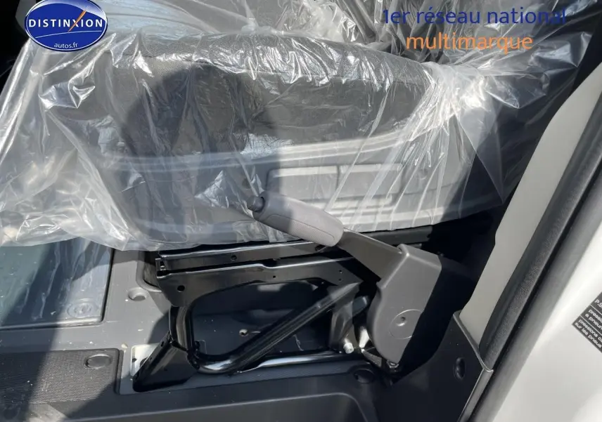 Détail de la manette de frein à main côté conducteur du Peugeot Boxer Fourgon blanc 2023, intérieur protégé par film plastique.