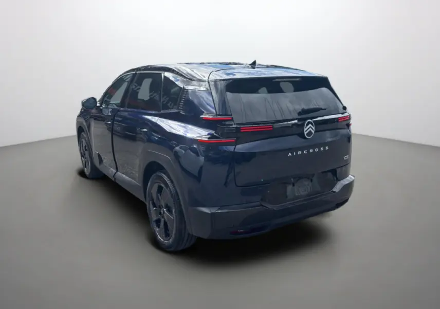 Vue 3/4 arrière droite d’un Citroën C5 Aircross bleu eclipse avec toit noir et feux arrière LED horizontaux.