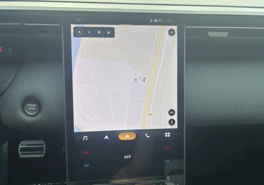 Vue rapprochée de la console centrale du Citroën C5 Aircross New Hybrid 145 Max T.O 2026 avec écran tactile GPS allumé.