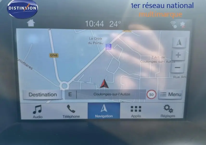 Écran de navigation du Ford Kuga 2019 montrant une carte avec options audio, téléphone et réglages.