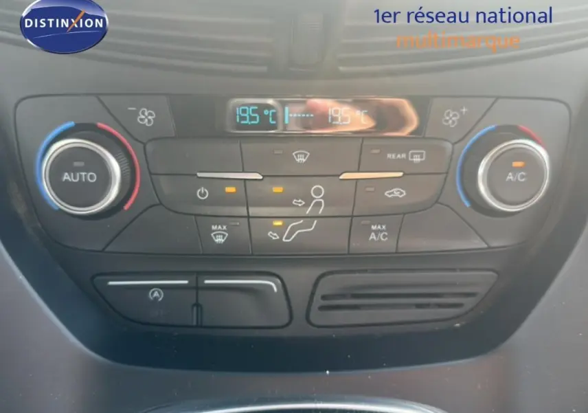 Gros plan sur la console centrale du Ford Kuga 2019, montrant la climatisation automatique bi-zone et les commandes tactiles.