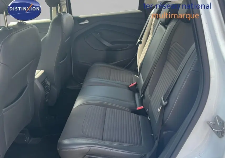 Vue intérieure arrière droite du Ford Kuga blanc 2019, sièges en cuir noir avec surpiqûres blanches.