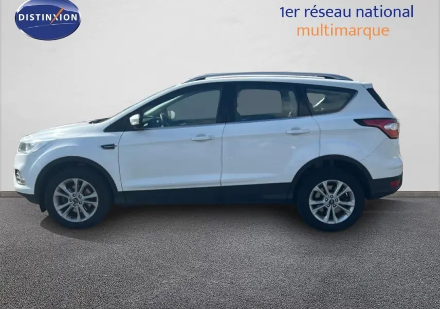 Vue latérale gauche d'un Ford Kuga blanc 2019 avec barres de toit et jantes alliage 17 pouces.