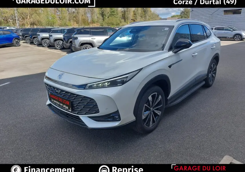 MG Motor EHS hybride rechargeable blanc, vue 3/4 avant droit avec calandre large et jantes noires.