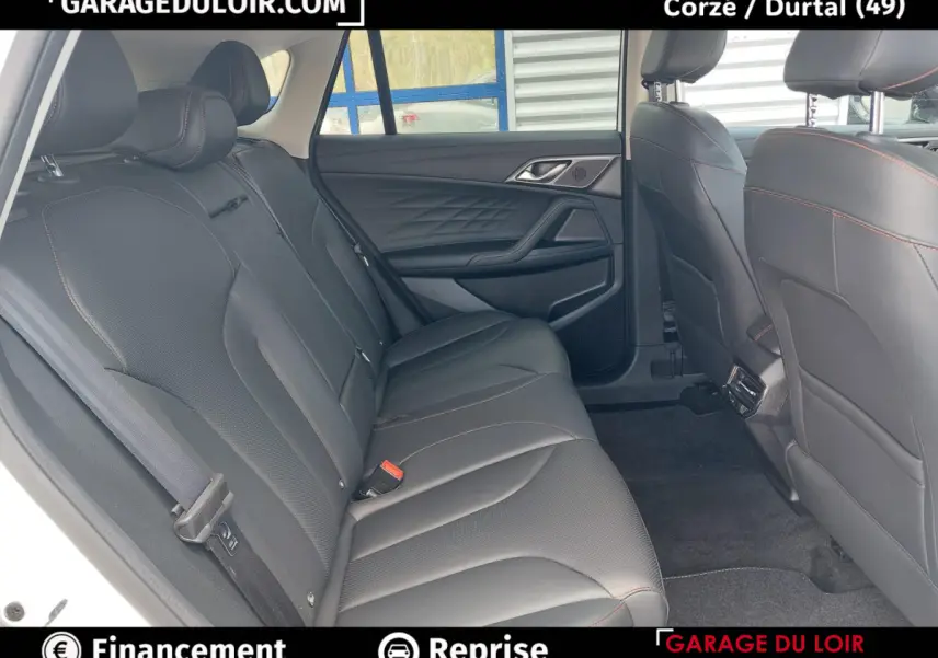 Vue intérieure côté gauche des sièges arrière en cuir noir avec surpiqûres orange du MG Motor EHS 2025 hybride rechargeable.