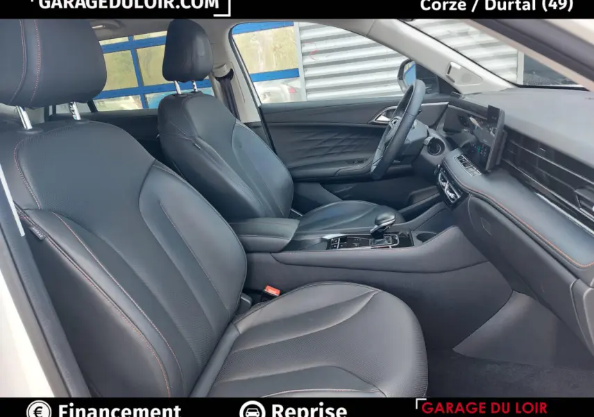 Vue intérieure côté droit du MG MOTOR EHS 2025, sièges cuir noirs avec surpiqûres orange et tableau de bord moderne.