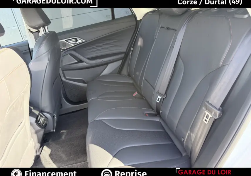 Vue intérieure côté droit des sièges arrière en cuir noir avec surpiqûres rouges du MG MOTOR EHS 2025 hybride rechargeable.