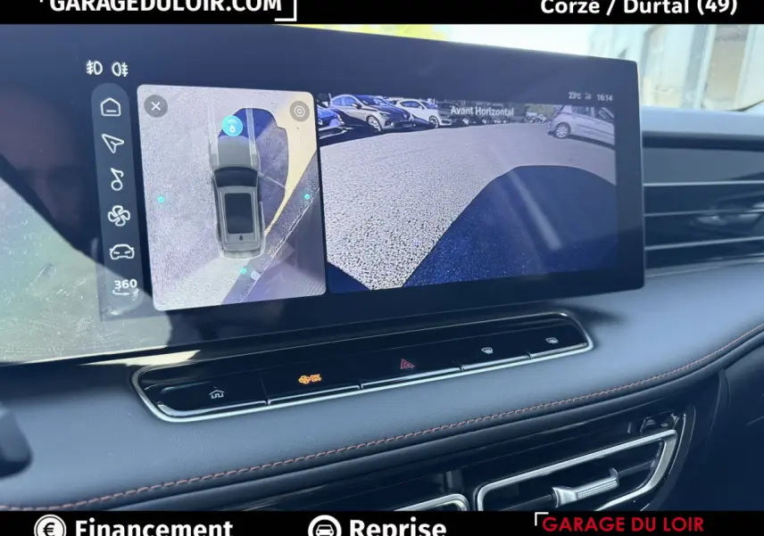 Écran tactile intérieur du MG Motor EHS 2025 affichant la caméra 360° et vue avant du véhicule.