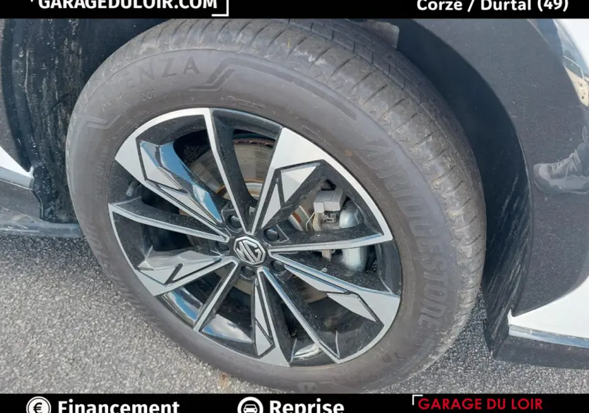 Gros plan sur la roue avant gauche d’un MG Motor EHS 2025 avec jante noire et argentée au design moderne.