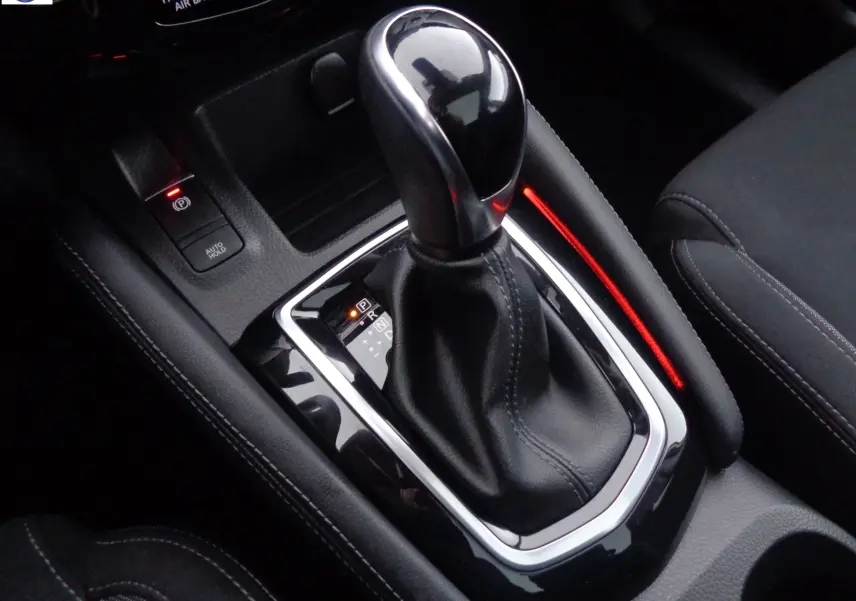 Gros plan sur le levier de vitesses automatique noir et chrome du Nissan Qashqai 2020, intérieur tissu noir.