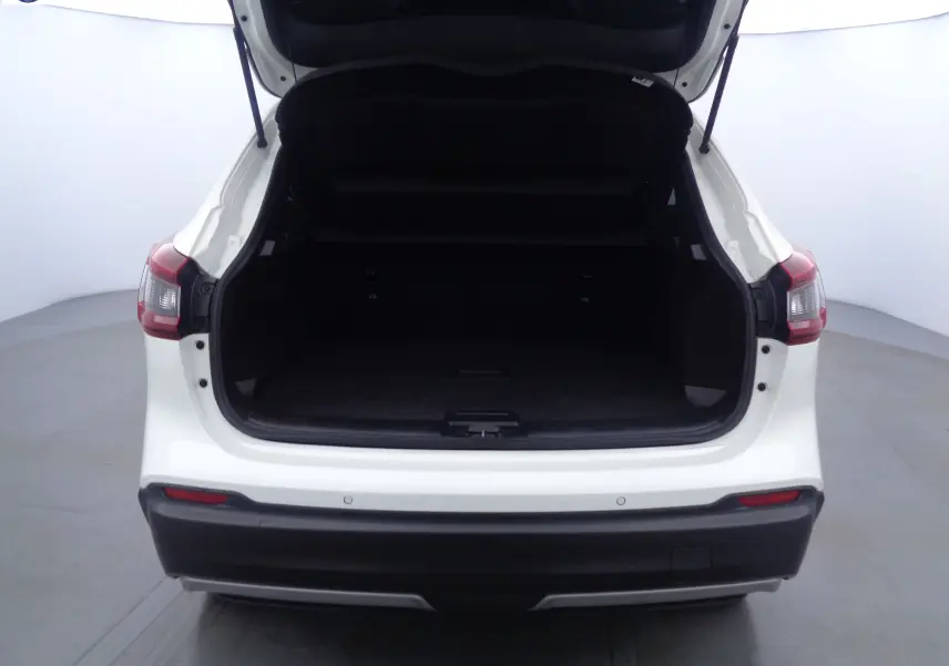 Vue arrière du Nissan Qashqai blanc lunaire métal 2020 avec coffre ouvert et intérieur de chargement visible.