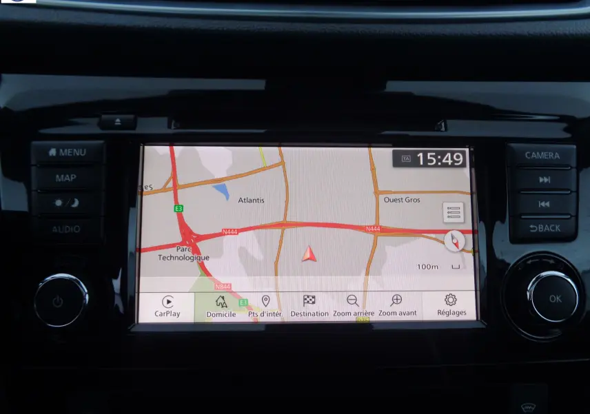 Écran central du Nissan Qashqai 2020 montrant la navigation GPS avec carte et commandes tactiles.