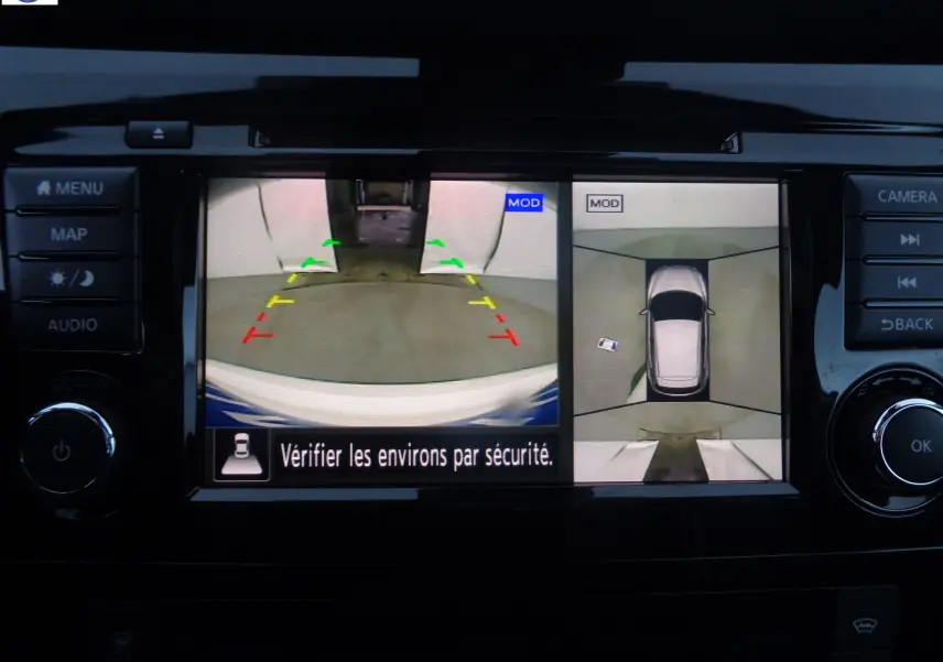 Écran multimédia Nissan Qashqai 2020 montrant la caméra de recul et la vue à 360° en blanc lunaire métal.
