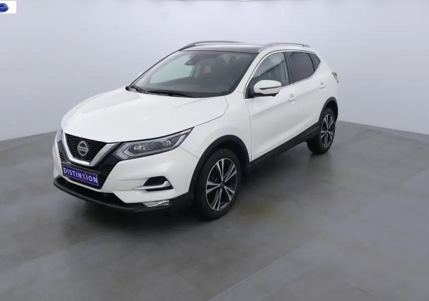Nissan Qashqai blanc lunaire métal vu en 3/4 avant droit dans un studio lumineux avec jantes alliage noires.