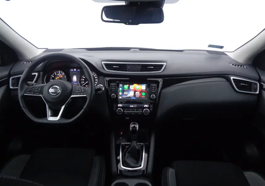 Vue intérieure du tableau de bord du Nissan Qashqai 2020 avec écran tactile et volant multifonction noir.