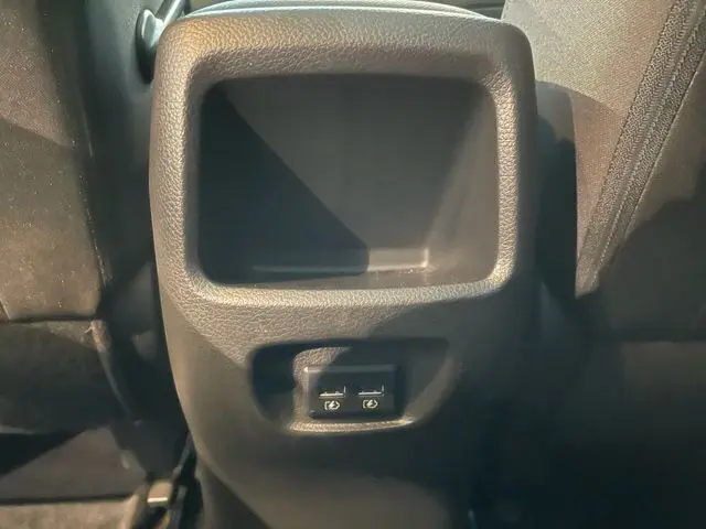 Prise USB double vue en gros plan sur la console arrière noire du Nissan Qashqai blanc lunaire 2020.