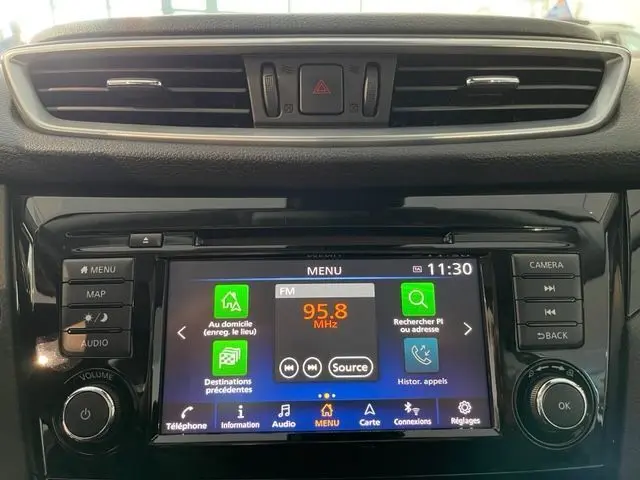 Vue rapprochée de l’écran tactile central du Nissan Qashqai 2020 blanc lunaire, affichant le menu radio FM.