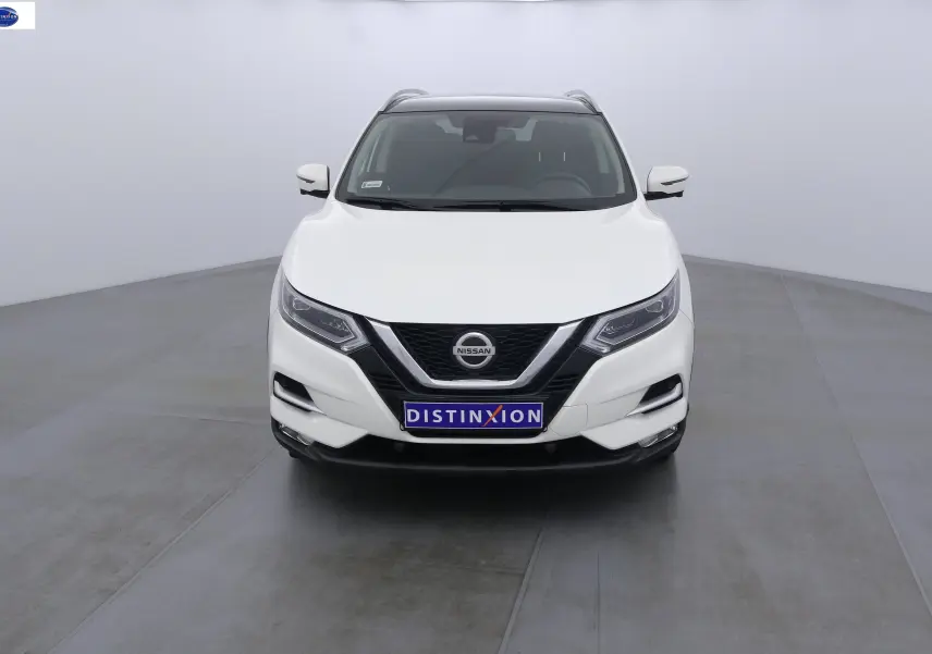 Nissan Qashqai blanc lunaire vu de face, avec calandre noire et phares LED distinctifs.
