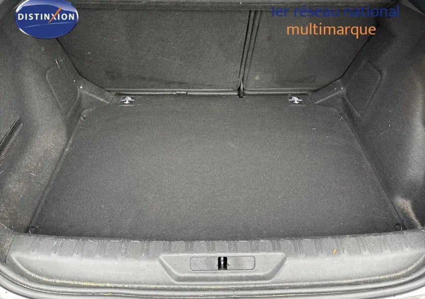 Coffre ouvert de la Peugeot 308 gris Artense, vue intérieure montrant un espace de chargement propre et spacieux.