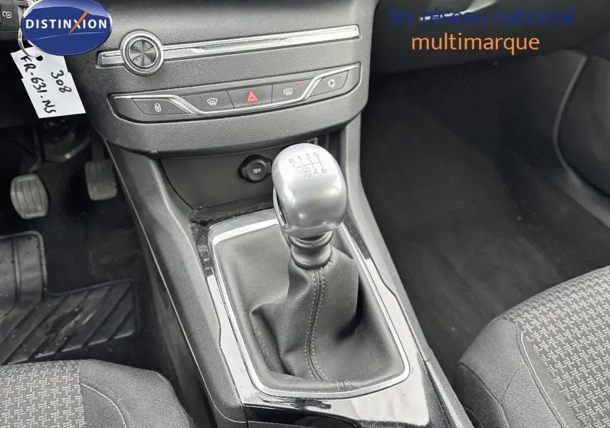 Le levier de vitesses manuel de la Peugeot 308 2019 gris Artense, vue centrée sur la console centrale.