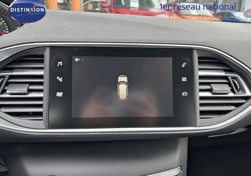 Vue rapprochée de l'écran tactile central du tableau de bord de la Peugeot 308 gris Artense, affichant la caméra de recul.